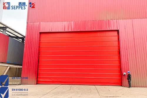 钢材制造厂的大门采用快速堆积门