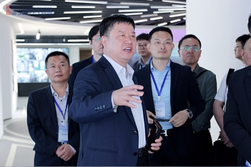 西朗门业董事长杨元嘉出席江苏省苏商座谈会，赋能快速门产业新未来