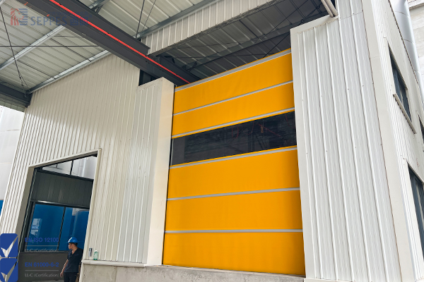 康威塑业安装快速门