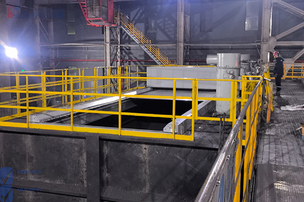 客户现场生产区域灰尘大，需要硬质快速门进行密封