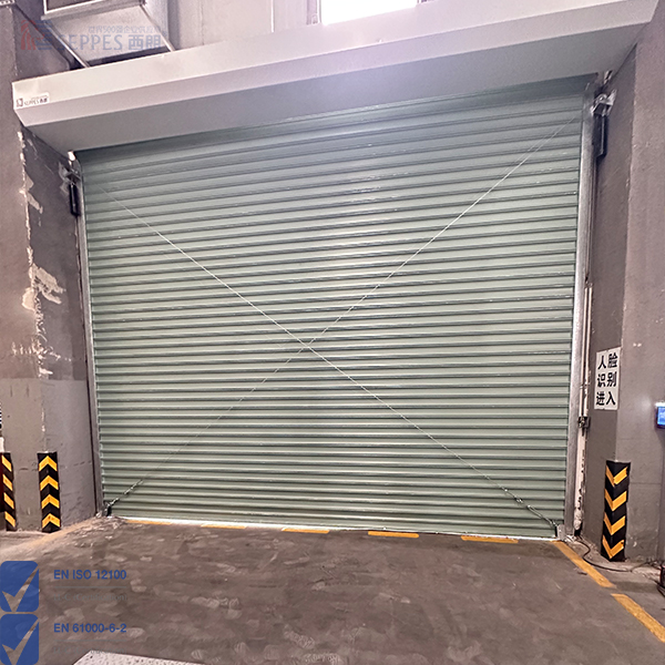 增加抗风锁的钢制卷帘门