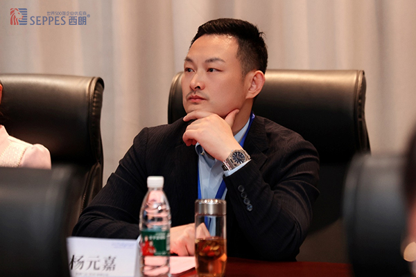 西朗门业董事长杨元嘉在座谈会活动现场