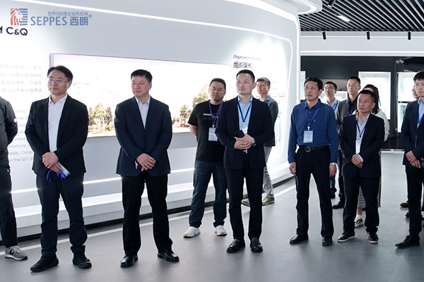 灿勤科技董事长朱田中与西朗门业董事长杨元嘉等企业家在展厅交流