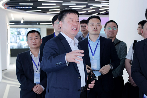 灿勤科技朱田中董事长热情向西朗门业杨元嘉董事长介绍企业发展历程