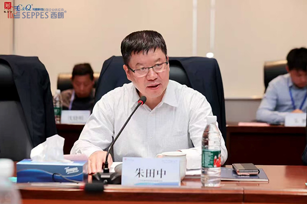 灿勤科技朱田中董事长座谈会现场与大家互动